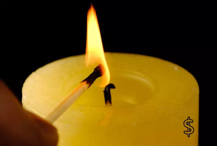 ¿Cómo usar la vela amarilla para atraer dinero?