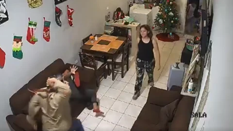 Hombre golpea a su hijo de 11 años con cinturón en el Salvador.png