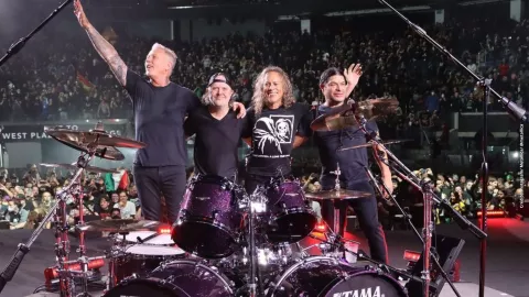 Mujer da a luz durante concierto de Metallica. (FOTO)