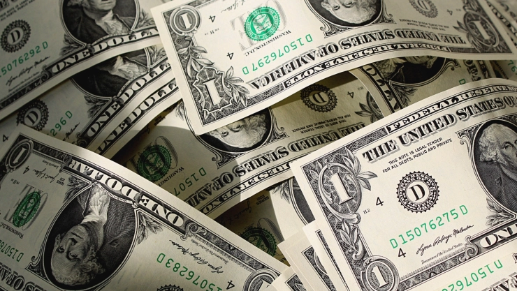 Varios billetes de un dólar.