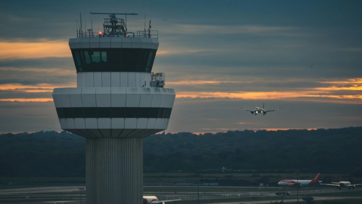 torre de control de aeropuerto.