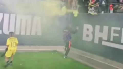 VIDEO: Futbolista desaparece en cancha durante partido y se hace viral