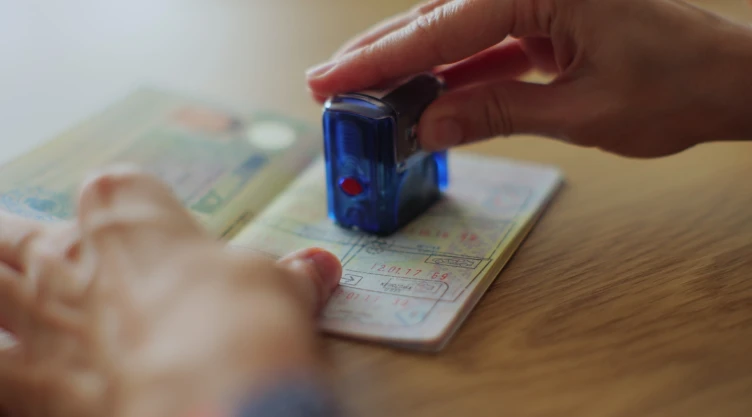 Un sello en un pasaporte