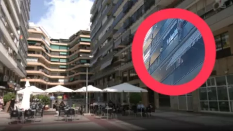 rescate-de-albañil-a-un-niño-colgando-balcón-en-alicante-video