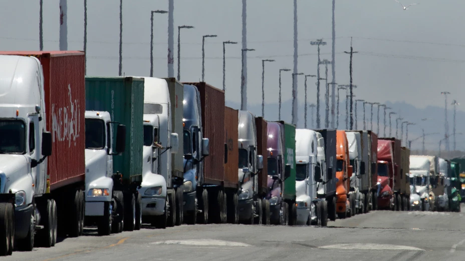 Camiones con contenedores en Oakland.jpg