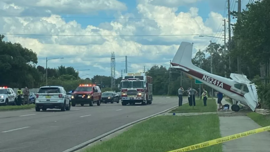 Avioneta se estrella en aterrizaje de emergencia en avenida de Florida, Estados Unidos.