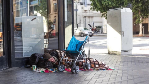 Una persona sin hogar en las calles de Los Ángeles.