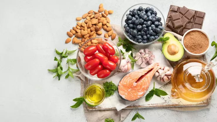 una bandeja con alimentos ricos que hacen bien para la salud cardiovascular