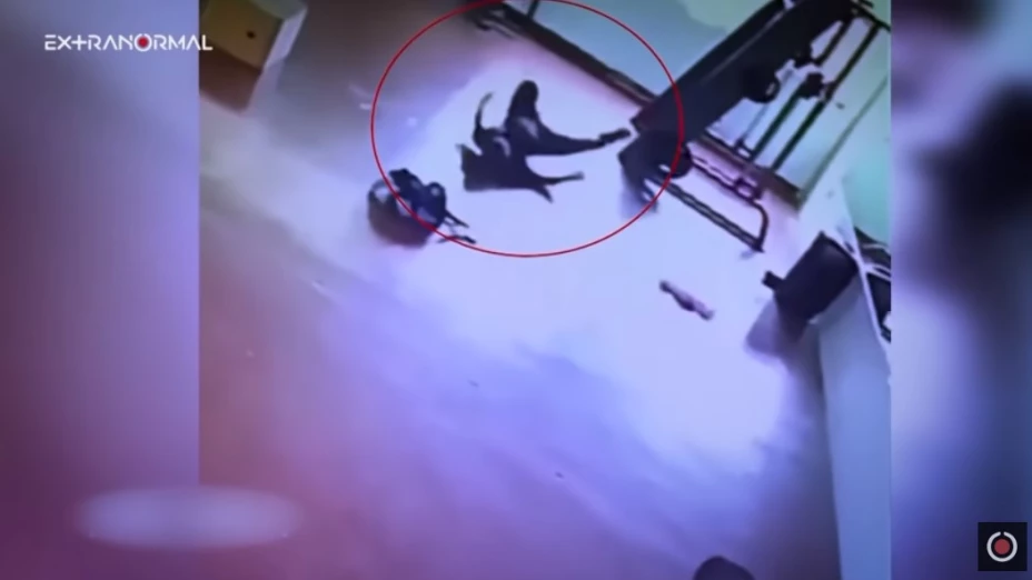 Extranormal video de hombre apareciendo en gimnasio