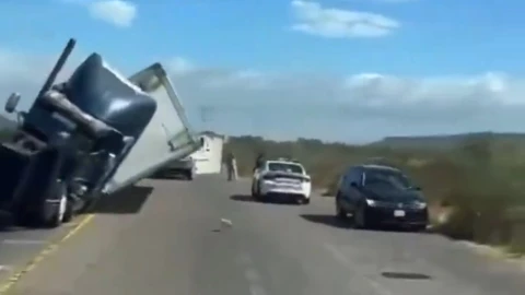 vuelca tráiler fuerte ráfaga viento oaxaca video