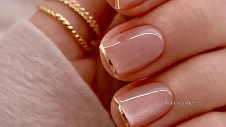 Uñas francesas con puntas metálicas para 10 de mayo