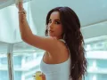 Becky G con blusa blanca. .jpg