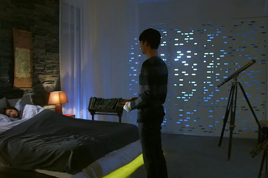 Min Joon arropa a Song Yi mientras reflexiona sobre lo que siente por ella aunque sabe que no puede quedarse.