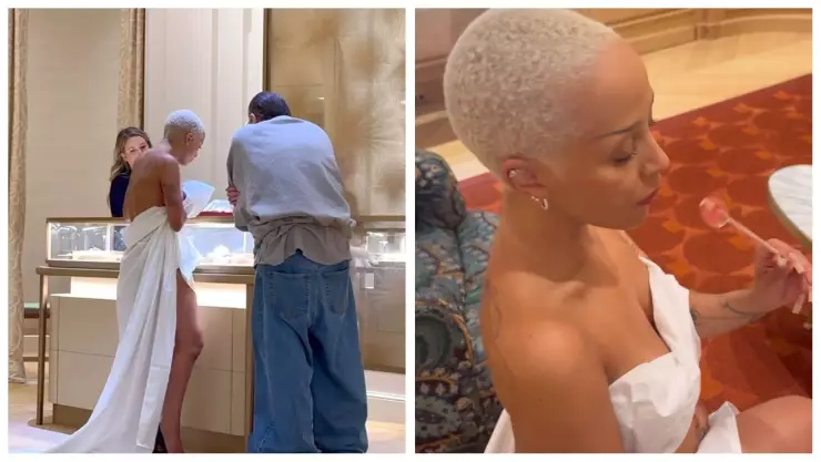 Doja Cat junto al director creativo, Guram Gvasalia.