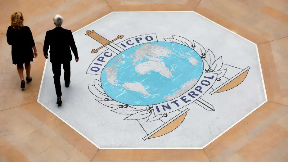 Logo de la Interpol en la sede de esa organización en Lyon, Francia.