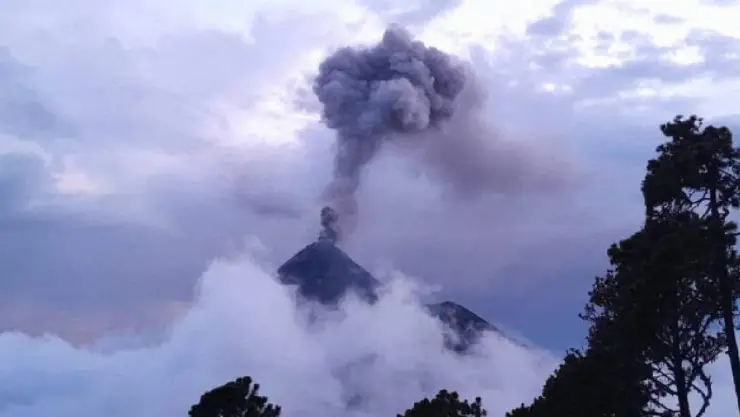 Comunidades-de-Guatemala-evacúan-ante-erupción-de-volcán-de-fuego.jpg