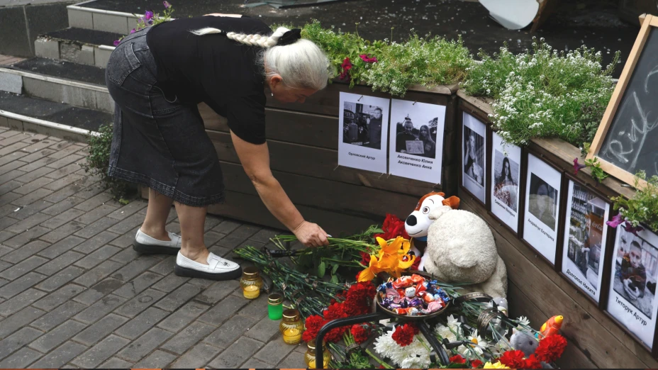 Altar improvisado en una zona atacada por Rusia en Kramatorsk, Ucrania