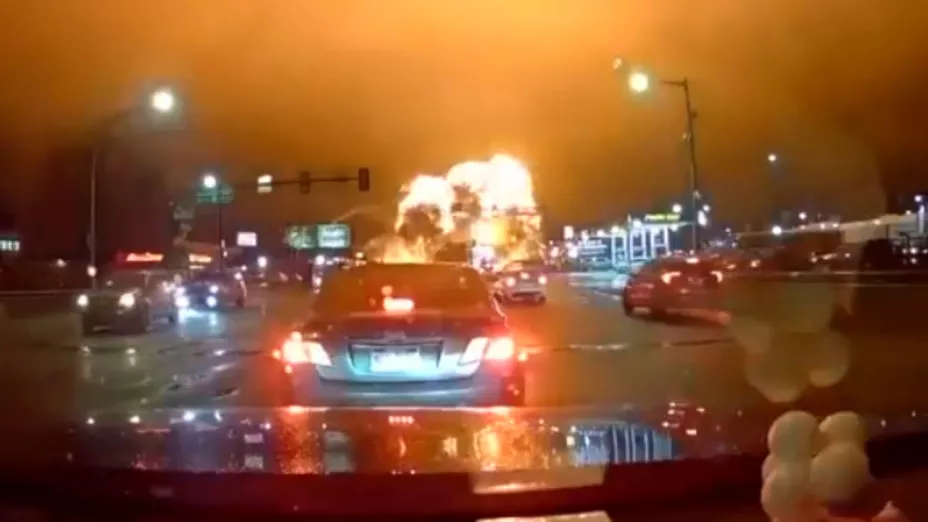 Momento en que ambulancia se estrella en centro comercial en Filadelfia hoy viernes 31 de enero 2025