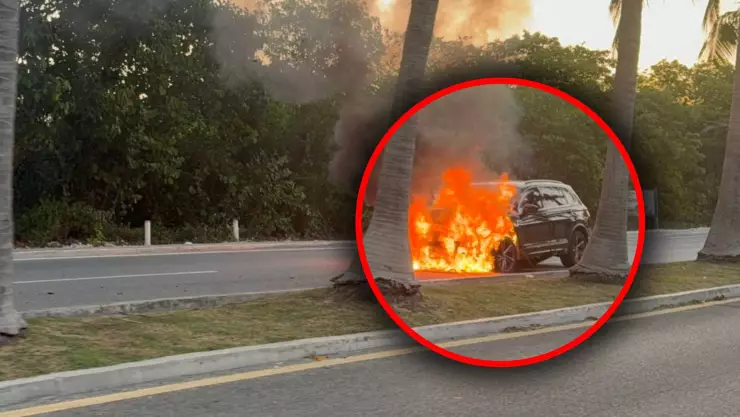 Auto se prende en fuego tras accidente en Zona Hotelera de Cancún HOY 7 de junio de 2025.jpg