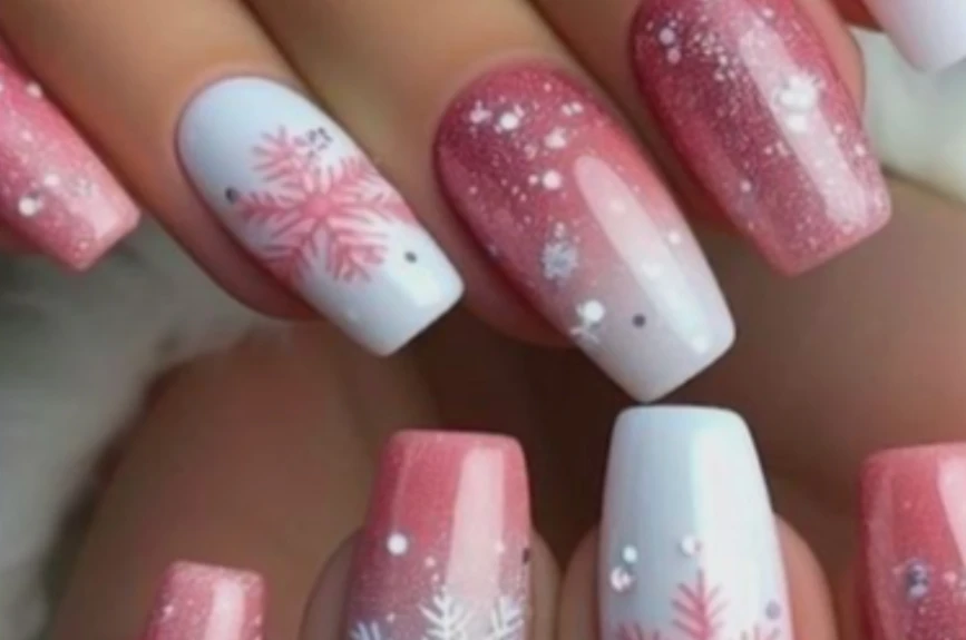 10 ideas de uñas copo de nieve para presumir en Navidad