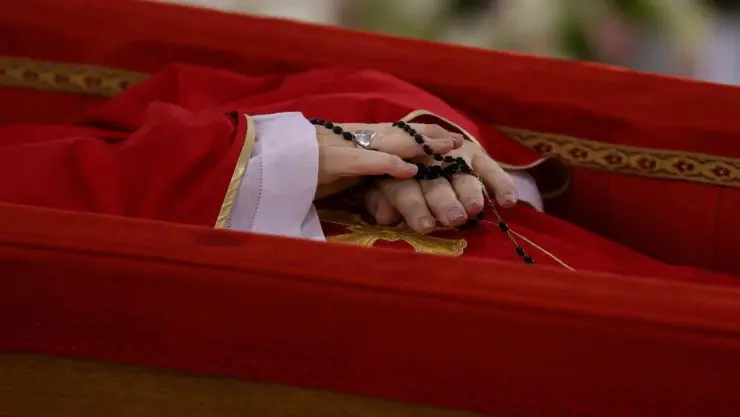 Difunden-primeras-impagenes-de-Papa-Francisco-en-el-féretro.jpg