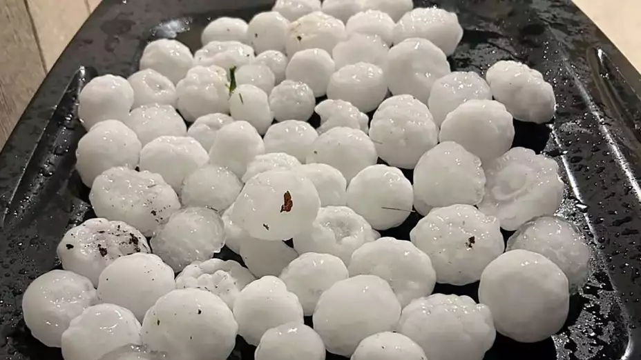 Granizos gigantes de una tormenta en Shawnee, Kansas.