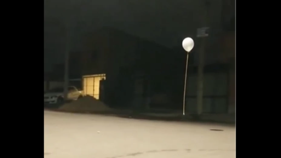 Captan globo “fantasma” en la madrugada y video se vuelve viral.png