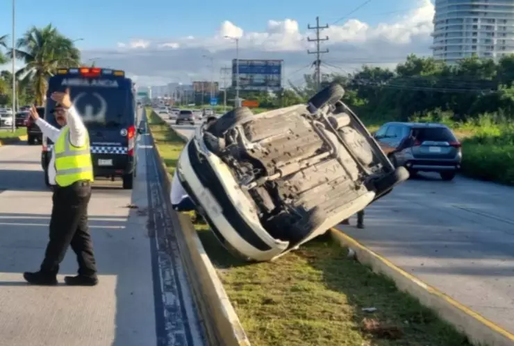 Volcadura en el Boulevard Colosio de Cancún; hubo daños materiales.jpg