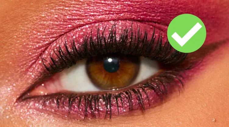 Ojos marrones ¿Cómo resaltarlos con sombra rosa para lucir joven si tienes más de 40 años, según expertas en maquillaje.jpg