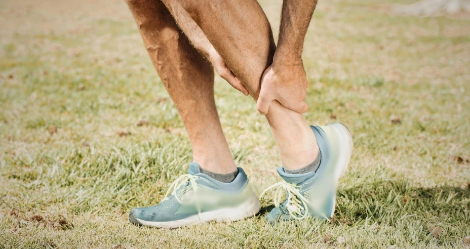 Un hombre con un dolor en su pierna