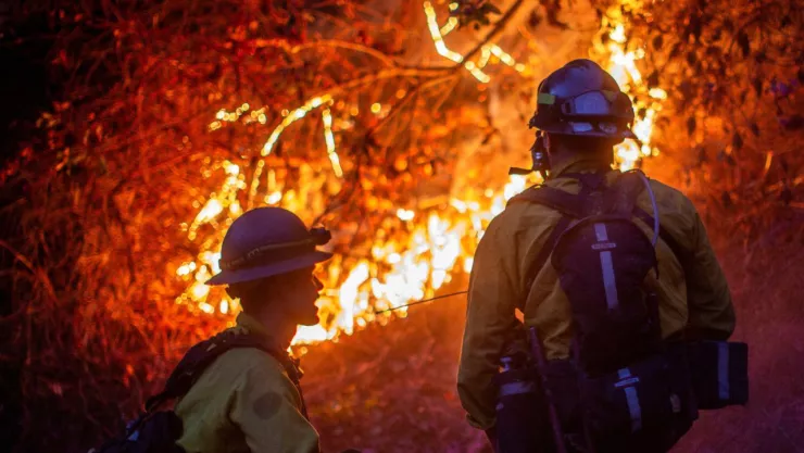 Los bomberos observan cómo el incendio Palisades, uno de varios incendios simultáneos que han arrasado el condado de Los Ángeles.