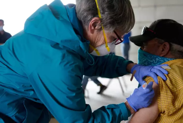 adulto mayor_vacuna covid.jpg