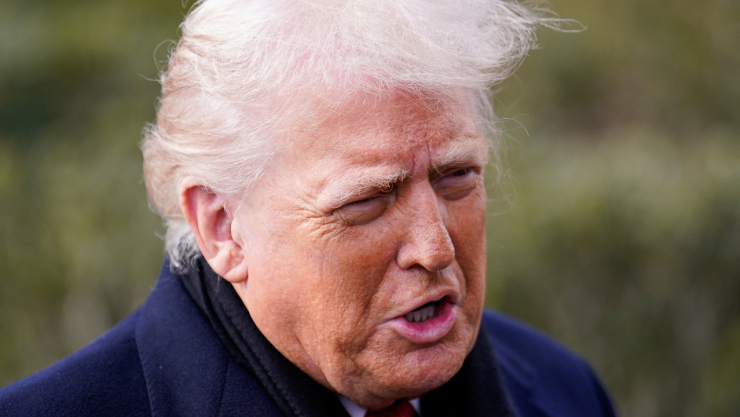 El presidente de Estados Unidos , Donald Trump , habla con la prensa antes de partir hacia Florida desde el Jardín Sur de la Casa Blanca en Washington, DC, Estados Unidos, el 16 de enero de 2026