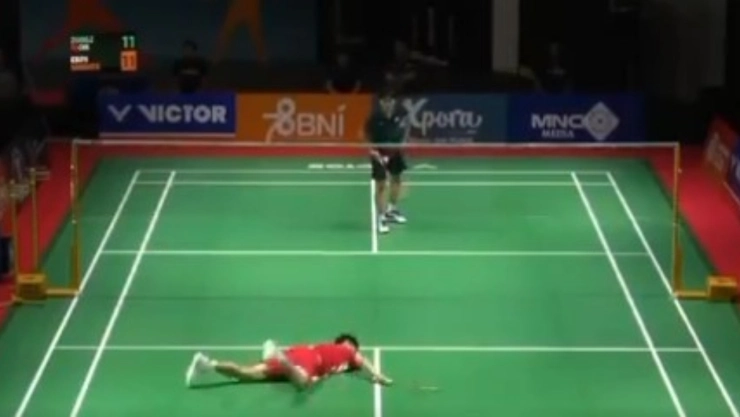 Muere jugador de bádminton tras colapsar en partido en Indonesia; ¿tardaron en reaccionar?