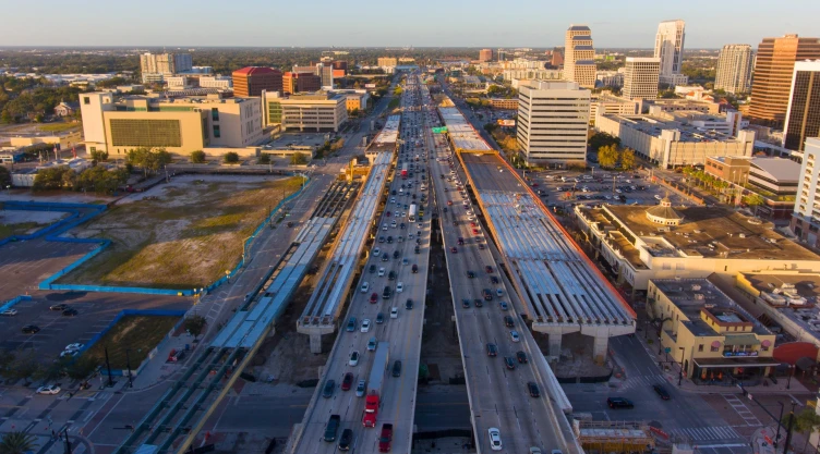 Vista aérea de la autopista I-4 en Orlando, Florida