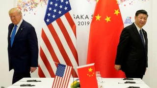 Donald Trump y la bandera de Estados Unidos Xi Jinping y la bandera de China