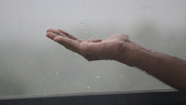 La interacción de aire frío y sistemas tropicales genera un frente frío atípico en México.