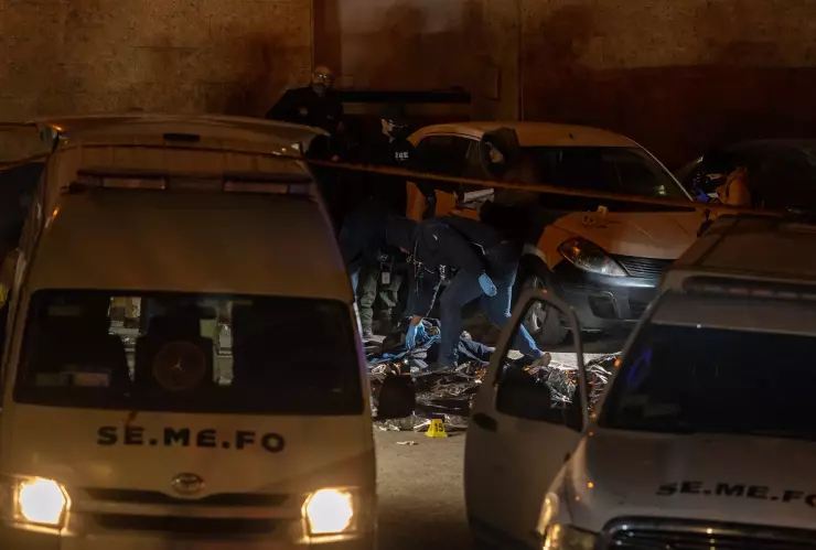 Incendio de un centro de detención provoca muerte a 39 migrantes en la frontera de México; lloran en El Salvador.