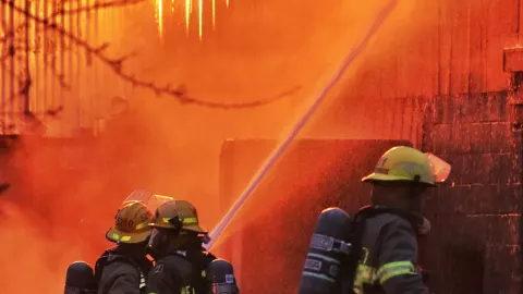 Estudiante provoca incendio porque la profesora le quitó el celular