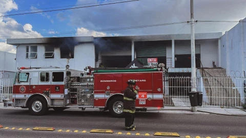 incendio hoy en local comercial en San Pedrito, Peñuelas Querétaro