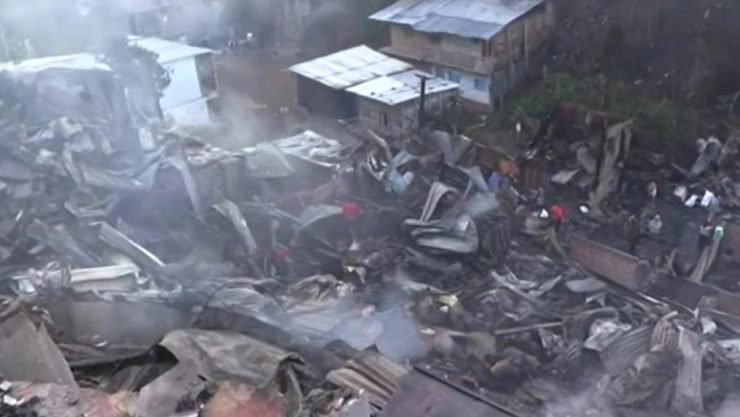 Incendio en Colombia arrasa con decenas de viviendas