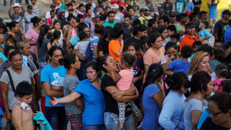 Migrantes formados para recibir una comida en Matamoros, México.