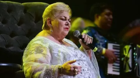 Aseguran que el mánager de Paquita la del Barrio tiene problemas de dinero tras verlo vendiendo postres