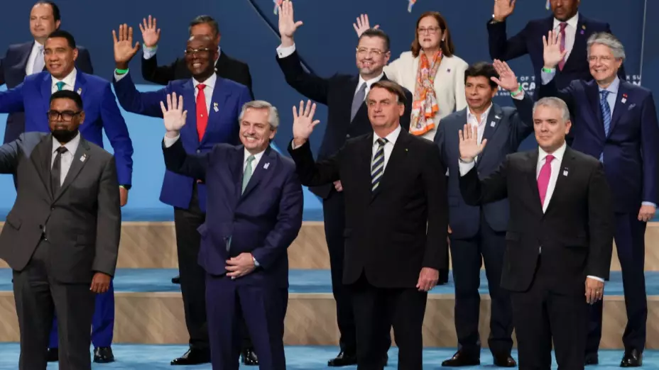 gobiernos izquierda derecha america latina