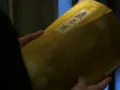 Conforme el episodio avanza, vemos a Min-joon más curioso y menos indiferente. Observa detalles que antes pasaba por alto, movido por un anhelo que ni él comprende del todo.