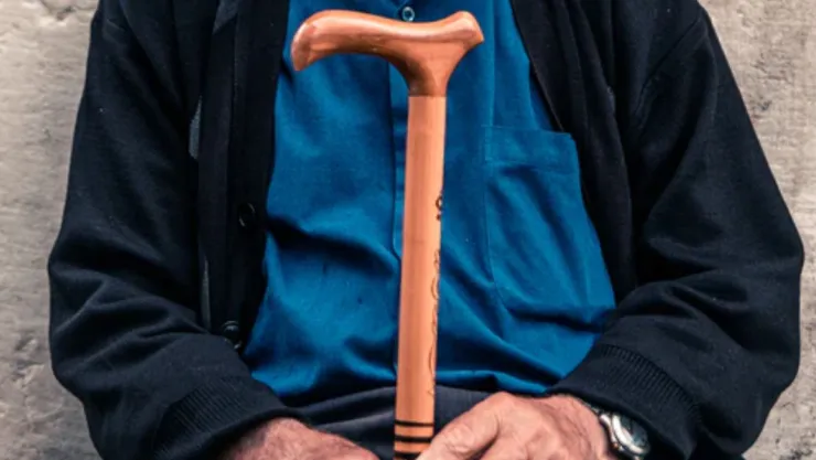 Anciano con bastón