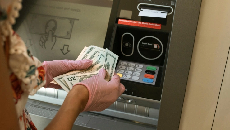 Una mejor retirando dinero del cajero automático