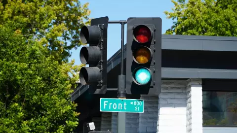 un sem&aacute;foro que funciona en California