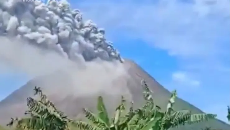 Alerta en Sumatra por erupción del volcán Sinabung.