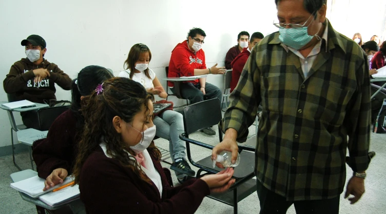 MÉXICO D.F., 07MAYO2009.- Al regresar a clases, después de varios días de contingencia para evitar el contagio y la propagación del virus de la Influenza Humana (AH1N1) los estudiantes de nivel bachillerato del CETIS No. 55, ubicado en la delegación Gustavo A. Madero, en la entrada les son entregados cubrebocas, se desinfectan las manos con gel y son cuestionados por médicos quienes son apoyados del personal del plantel y padres de familia, para detectar a quien presenten los síntomas de la gripe y ser mandado a una revisión medican más minuciosa, esto como una medida de prevención de contagio.
FOTO: GUILLERMO PEREA/CUARTOSCURO.COM